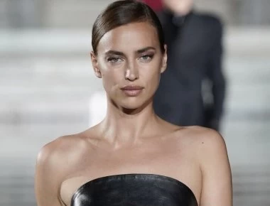 Ιρίνα Σάικ: Η πρώτη εμφάνιση στην πασαρέλα μετά τον χωρισμό της από τον Μπράντλεϊ Κούπερ (βίντεο)